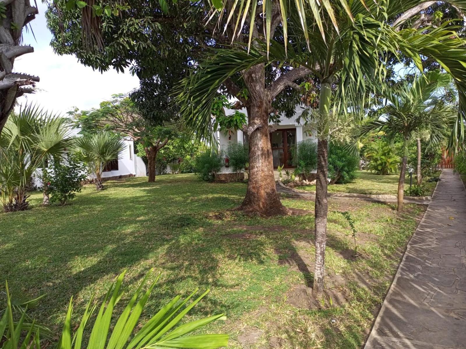 Hotel Sonrisa Diani Beach Exterior foto
